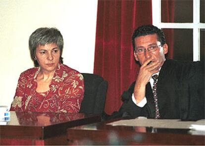 Dolores Vázquez, condenada a 15 años en el juicio, junto a Miguel Criado, uno de sus abogados.