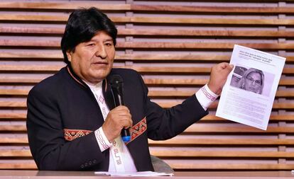Evo Morales sostiene una fotografía de la presidenta interina de Bolivia, Jeanine Añez, durante la rueda de prensa que brindó este viernes en Buenos Aires. 