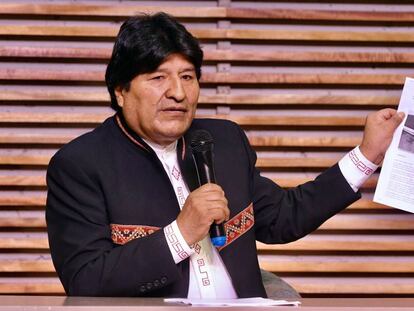 Evo Morales sostiene una fotografía de la presidenta interina de Bolivia, Jeanine Añez, durante la rueda de prensa que brindó este viernes en Buenos Aires. 