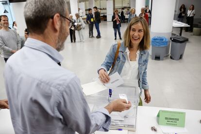 La candidata de Comuns Sumar a la presidencia de la Generalitat, Jéssica Albiach, ha depositado su papeleta en el Institut d'Educació Contínua UPF de Barcelona.
