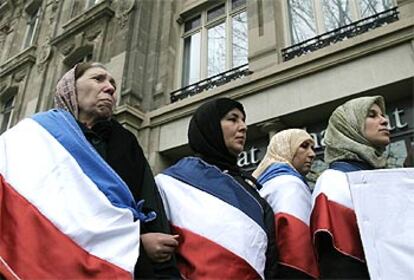 Mujeres musulmanas, envueltas en la bandera francesa, protestan en París contra la prohibición del velo.