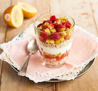 Un desayuno o postre ideal: con yogur, frutos rojos y muesli, el kiwi Zespri SubGold redobla su poder energético.