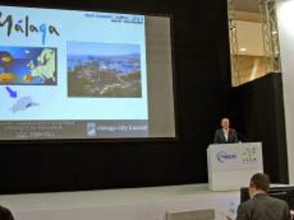 El alcalde de Málaga, Francisco de la Torre, durante su intervención en la ceremonia inaugural del congreso "Smart Community Japan 2013", celebrado en Tokio, en la que ha defendido el "proyecto de ciudad inteligente y ecosistema de innovación" de la ciudad española.
