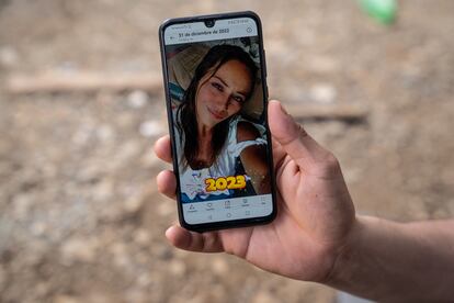 Víctor Rodriguez enseña su celular con la foto de Ruth, su esposa, desaparecida el día anterior al ser arrastrada por un río cruzando la selva del Darién.