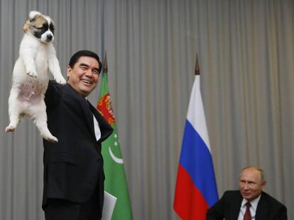 El presidente de Turkmenistán, Gurbanguly Berdimuhamedow (izquerda), regala un perro pastor de Asia Central a su homólogo ruso, Vladímir Putin (d), durante una reunión en el complejo del mar Negro de Sochi (Rusia) en 2017.