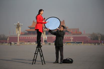 Una periodista cubre la inauguración del Congreso Nacional del Pueblo en la plaza de Tiananmen en Pekín (China), el 5 de marzo de 2015.