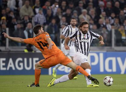 Pirlo se marcha de Xabi Alonso 