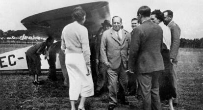 Sanjurjo, poco antes de subir al avión en el que se estrelló.