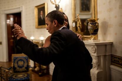 El expresidente Obama baila con su mujer en el salón azul de la Casa Blanca durante una serie de conciertos en honor a los compositores Burt bacharach y Hal David, el 9 de mayo de 2012.