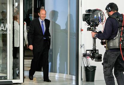 El candidato del PSOE, entra en el Palacio de Congresos de Madrid, donde se celebró el debate electoral.