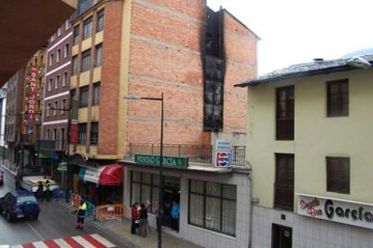 Dos personas fallecieron esta madrugada en Andorra al lanzarse al vacío desde las ventanas de este hotel, al intentar huir del incendio.