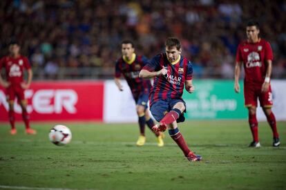 Messi lanza el penalti que se convirtió en el segundo gol del partido. El astro argentino convirtió dos tantos en los 45 minutos que estuvo sobre el campo. 