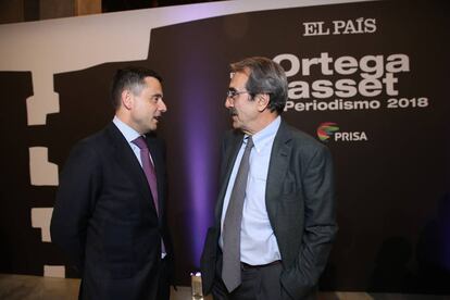 Alejandro Martínez Peón (izquierda), consejero delegado de PRISA Noticias, conversa con el economista Emilio Ontiveros.