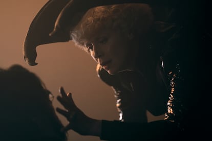 Gwendoline Chritie como Lucifer, en la segunda temporada de 'Sandman'.