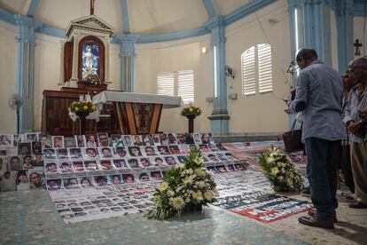 Una lona con rostros de personas desaparecidas cubre el altar de la iglesia de Santa María de la Asunción, en Atoyac, el 30 de agosto.