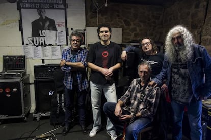 De izquierda a derecha, Charly (bajo), Tino (batería), Fernando (guitarra, sentado), Alberto (guitarra) y Yosi (voz), en su estudio de Ourense.