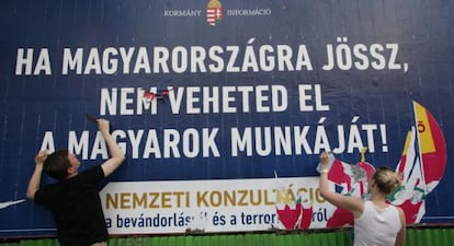 Cartel de la campaña antiinmigración del Gobierno húngaro donde se lee: "Si vienes a Hungría, no le quites el trabajo a los húngaros".