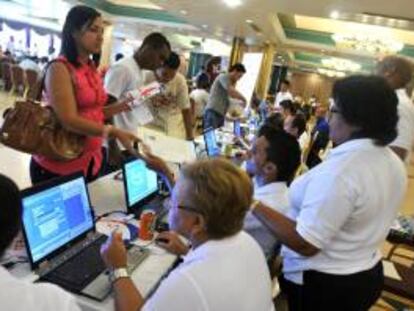 En la imagen, asesores atienden a varios aspirantes durante una feria de empleo en Ciudad de Panamá. EFE/Archivo