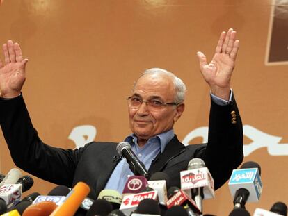 Foto de archivo de Ahmed Shafiq durante la campa&ntilde;a de las presidenciales de 2012