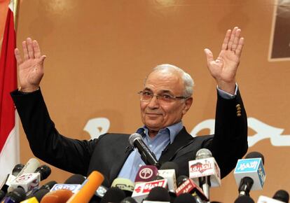 Foto de archivo de Ahmed Shafiq durante la campaña de las presidenciales de 2012