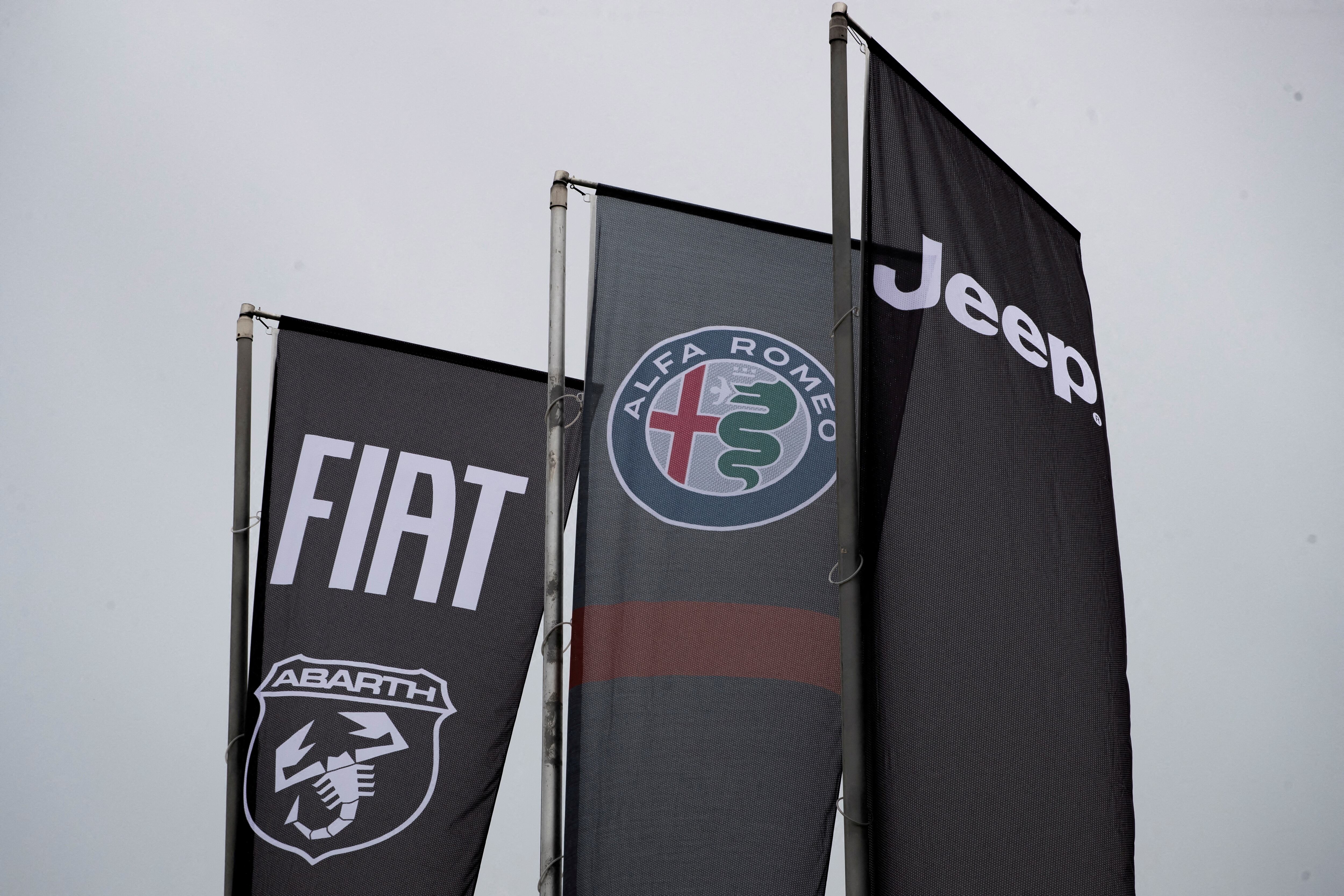 Banderas con los logos de algunas de las marcas del grupo Stellantis.