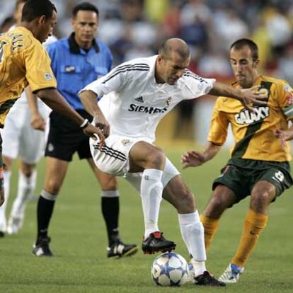 Zidane controla el balón acosado por dos jugadores de Los Ángeles.