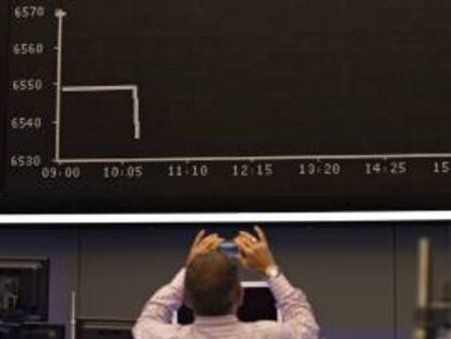 Una pantala muestra un gráfico con la caída sufrida por el índice DAX 30 en el edificio de la bolsa de Fráncfort (Alemania). EFE/Archivo