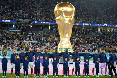 Los jugadores franceses escuchan su himno nacional.