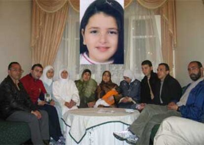 La familia de Sanaa, reunida en la casa de su abuela en Tánger (Marruecos), e imagen de la niña.