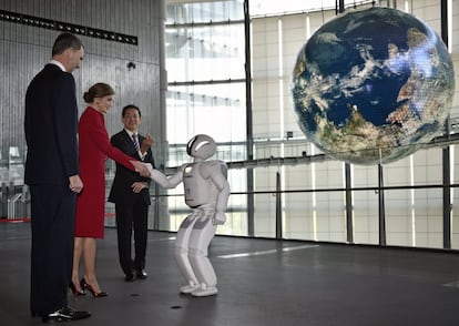 El popular androide Asimo dio hoy la bienvenida a los Reyes de España con un apretón de manos en su visita al Museo de la Ciencia Emergente y la Innovación (Miraikan), durante la que han conocido los principales proyectos de cooperación científica bilateral y los últimos avances de Japón en este terreno.