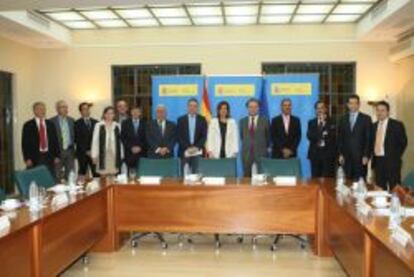 La ministra de Empleo, Fátima Báñez, en el centro, con el grupo de doce expertos que ha elaborado una propuesta de diseño del factor de sostenibilidad de las pensiones.