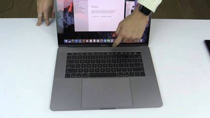 En la imagen, un MacBook Pro con Touch Bar.