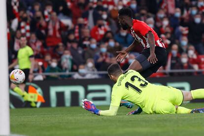 David Soria frena una acción de Iñaki Willimas, este viernes en San Mamés.