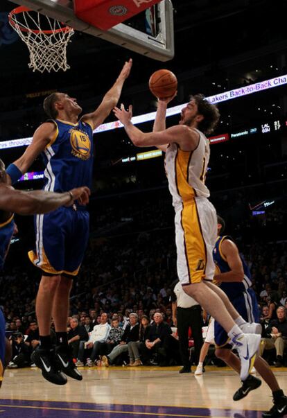 Pau Gasol se prepara para encestar en un momento del partido contra los Warriors