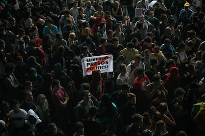 Centenares de personas protestan en el aeropuerto de El Prat tras el llamamiento de Tsunami Democràtic a paralizar la actividad del aeródromo, el 14 de octubre de 2019.