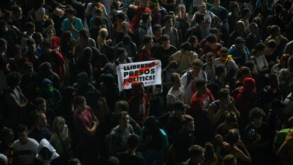 Centenares de personas protestan en el aeropuerto de El Prat tras el llamamiento de Tsunami Democràtic a paralizar la actividad del aeródromo, el 14 de octubre de 2019.