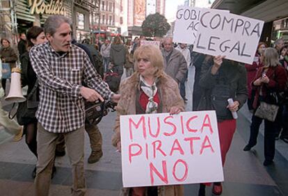 María Jiménez, con sus pancartas contra la piratería, ayer por la calle de Preciados, en Madrid.