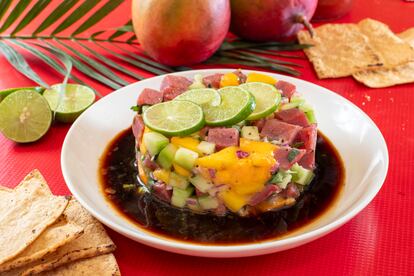 Ceviche de atún en salsa negra con pepino y mango de Cevichi Bichi.