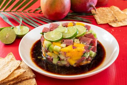 Ceviche de atún en salsa negra con pepino y mango de Cevichi Bichi.