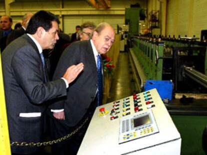 José Luis Carrillo, presidente de Mecalux, muestra a Jordi Pujol la planta de Gliwice.