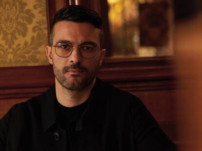 El interiorista Rodrigo Izquierdo es uno de los rostros elegidos por Salvatore Ferragamo para presentar la colección cápsula de gafas para hombre de verano 2019.
