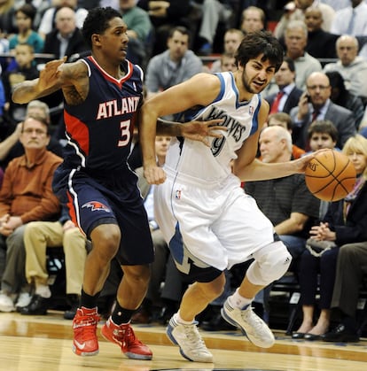 Ricky RUbio protege el balón de Louis Williams.