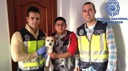 Dos agentes de policía junto al perro y su dueño.