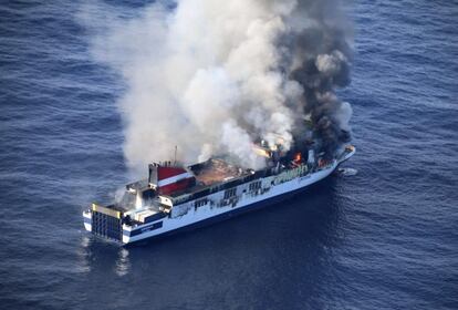 Una imatge aria del ferri de Trasmediterrnea que feia la travessia Palma-Valncia i que va haver de ser evacuat dimarts a la tarda a 18 milles a l'oest de Mallorca.