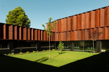 Un ejemplo de arquitectura pasiva, el centro de salud de Lodosa, en Navarra. Este proyecto es puntero en España en cuanto a alta eficiencia energética. Para lograrlo se mejoró el aislamiento, el soleamiento, la ventilación y la iluminación natural.