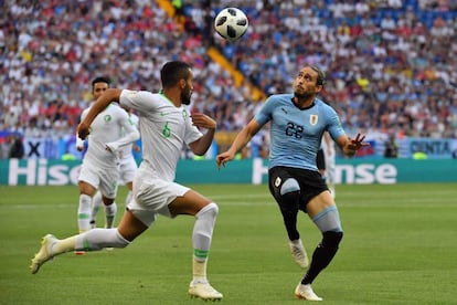 Caceres pelea la pelota ante Al-Burayk.