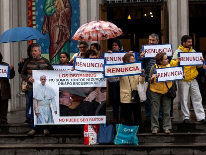 Concentración contra el obispo de Osorno, en Chile, a las puertas de la catedral de esa ciudad, el 4 de enero de 2018.