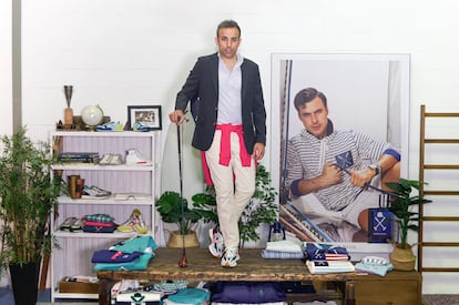 El fundador de Harper&Neyer, Nabil Salah, rodeado de sus productos.