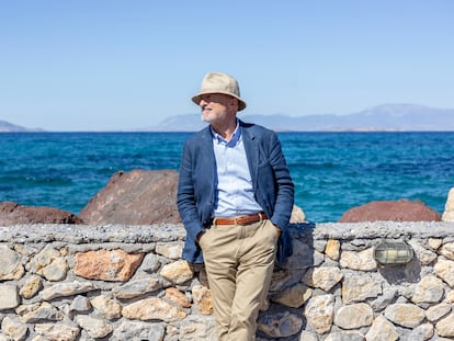 El escritor Arturo Pérez-Reverte el 7 de octubre, en la isla de Agistri (Grecia).