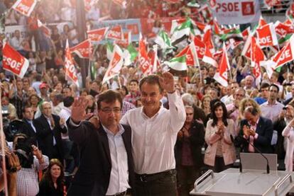 El presidente del Gobierno junto al candidato socialista en Cáceres.